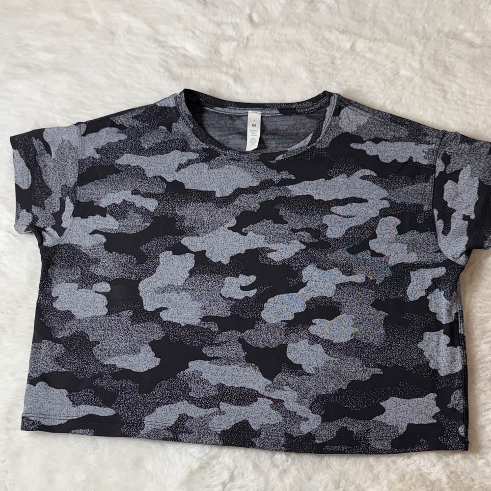 Lululemon Cates Tee‎ Shirt Top Women 4 Black Gray Camo Stretch Sporty Gorpcore - Picture 11 of 14
